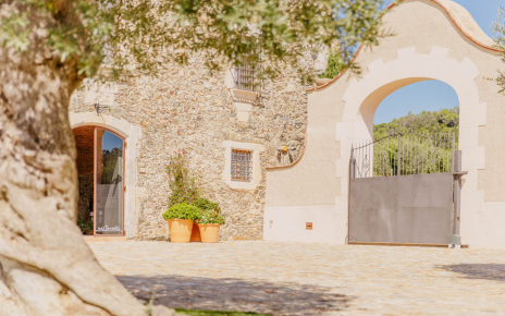 Puerta de entrada principal a la propiedad